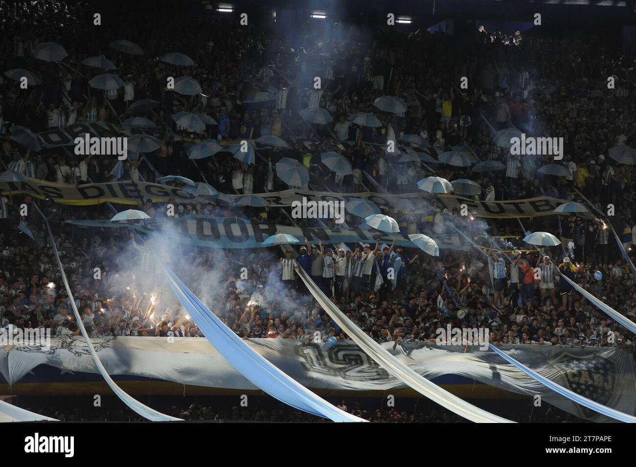 Buenos Aires, Argentina; 16 novembre 2023. I tifosi argentini arrivano allo stadio "Bombonera" per assistere alla partita tra Argentina e Uruguay per le qualificazioni CONMEBOL per la Coppa del mondo FIFA 2026 Foto Stock