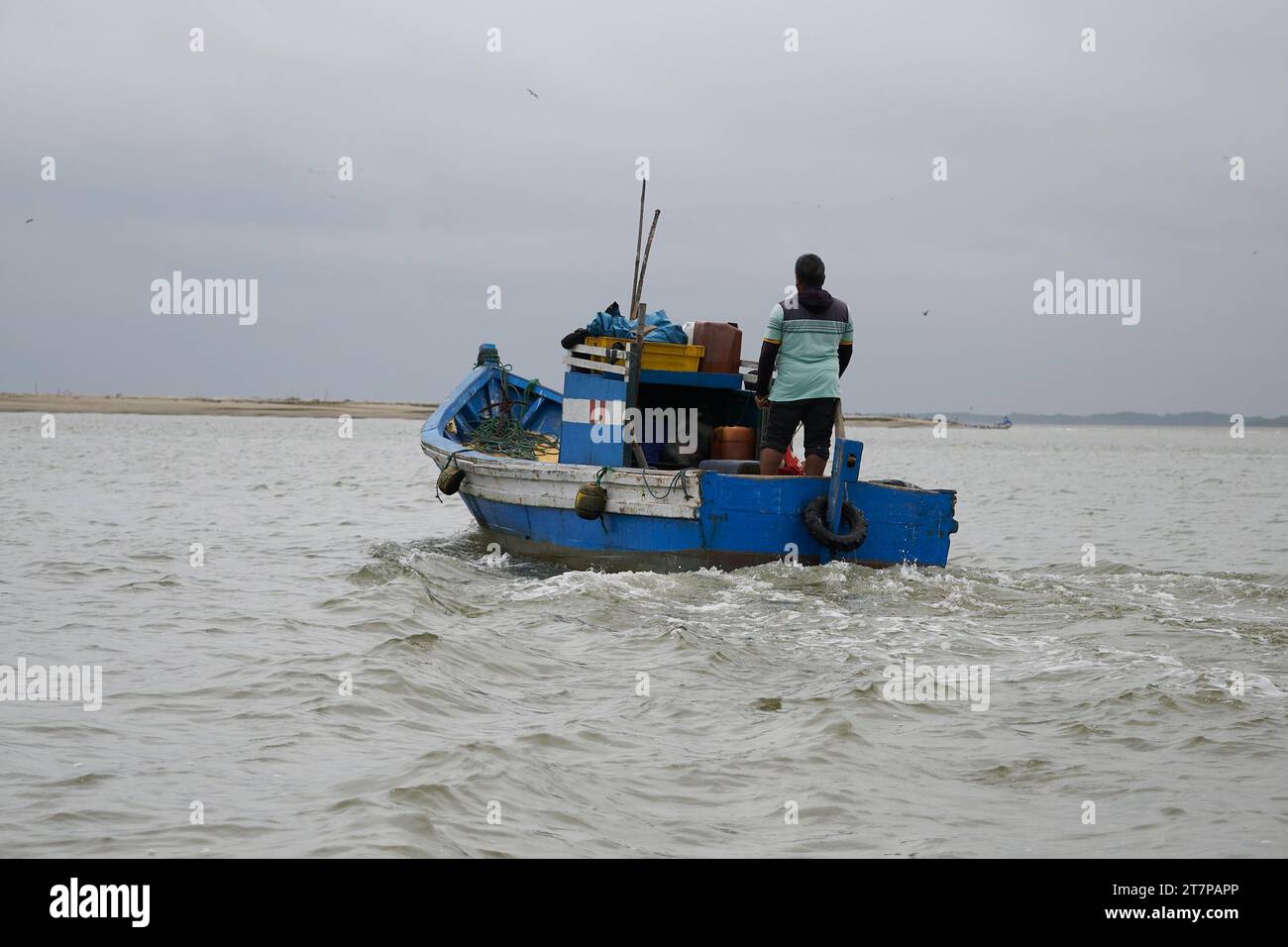 Piccole barche da pesca artigianali a Tumbes, Perù Foto Stock