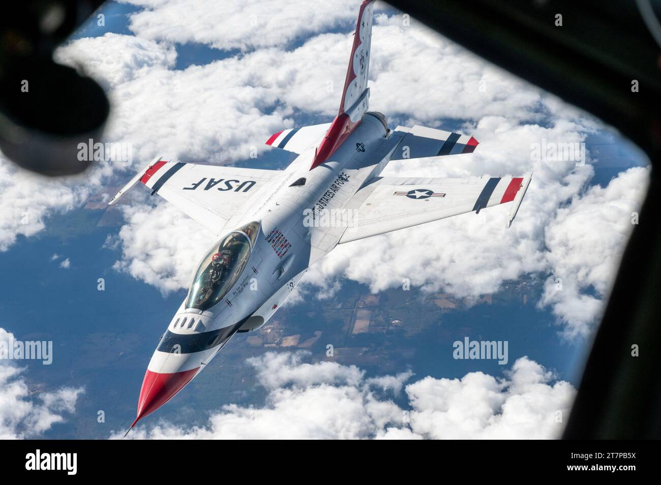 Un Thunderbird F-16 Fighting Falcon dell'Aeronautica militare statunitense della Nellis Air Force base, Nevada, si prepara ad essere rifornito da KC-135 Stratotanker della McConnell Air Force base, Kansas, 26 ottobre 2023, sopra i cieli del Midwest degli Stati Uniti. L'F-16 brucia rapidamente attraverso il carburante e fu rifornito tre volte durante il volo. (Foto U.S. Air Force di Airman 1st Class Gavin Hameed) Foto Stock