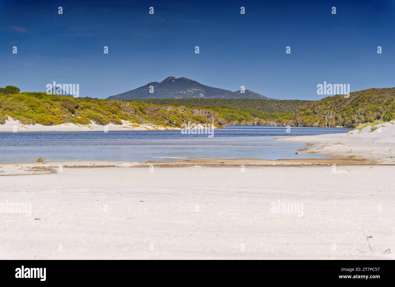 Lago di St Mary, dietro le dune di sabbia con West Mount Barren sul Mamang Trail a Point Ann, Parco Nazionale del fiume Fitzgerald, Australia Occidentale, Australia Foto Stock