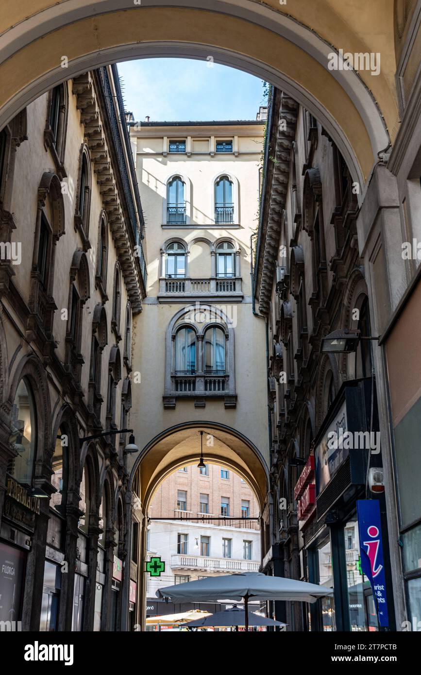 Scena di Milano Street con arco Foto Stock