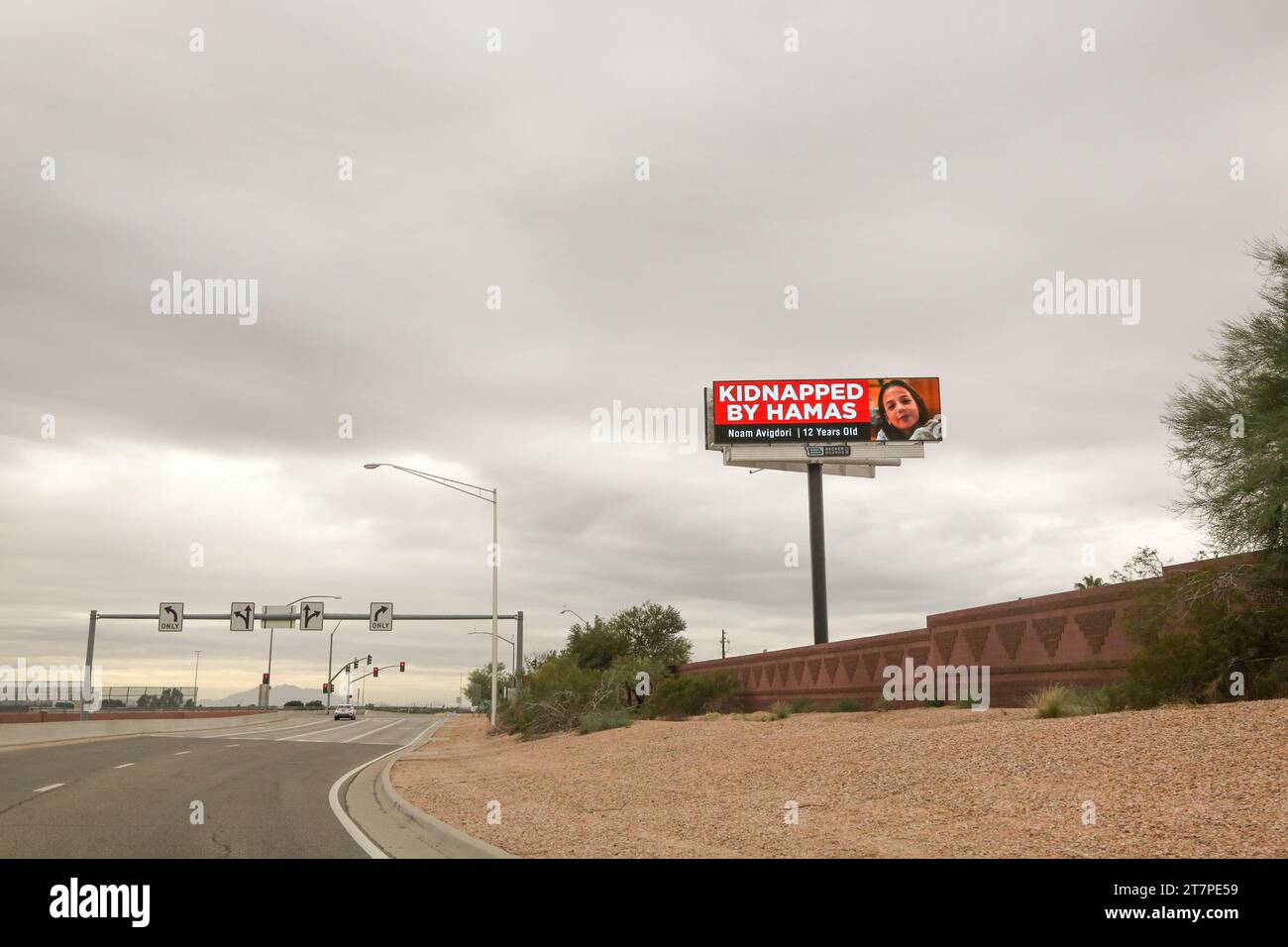 Un cartellone digitale rotante che mostra le foto di alcuni degli oltre 240 ostaggi israeliani presi da Hamas è visibile vicino alla rampa del Loop 202 e alla rampa di uscita di Main Street a East Mesa, Arizona, il 16 novembre 2023. Il progetto è stato ideato da due leader della comunità ebraica dell'area di Phoenix, Steve Hilton e Jonathan Hoffer, che si sono ispirati al progetto globale "KidnappedFromIsrael.com". In collaborazione con la società locale Becker Boards, l'obiettivo della campagna di affissioni è ricordare alle persone che guidano che rimangono oltre 240 ostaggi ancora detenuti da Hamas. (Foto di: Alexandra Buxb Foto Stock