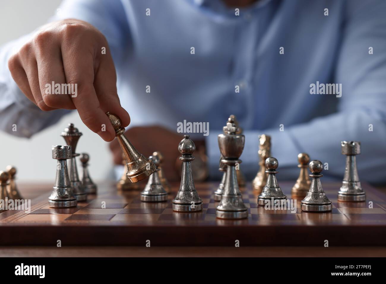 Uomo che gioca a scacchi durante il torneo a scacchiera, primo piano Foto Stock