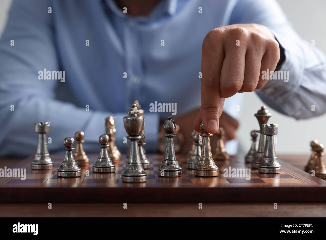 Uomo che gioca a scacchi durante il torneo al tavolo, primo piano Foto Stock