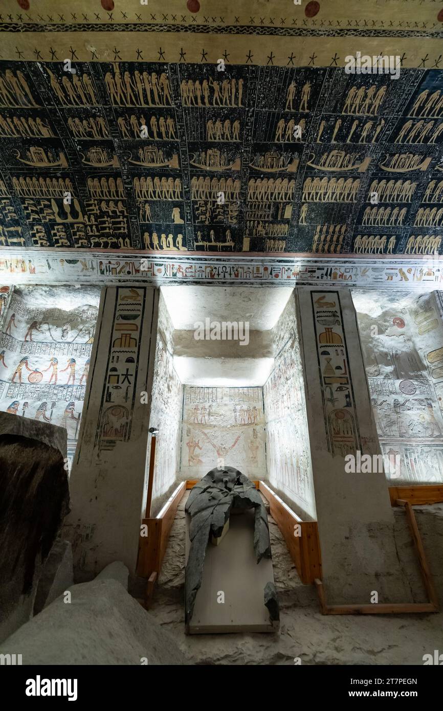 Tesoro archeologico, sarcofago sbriciolato e geroglifici interni colorati nella famosa tomba sotterranea nella Valle dei Re Foto Stock