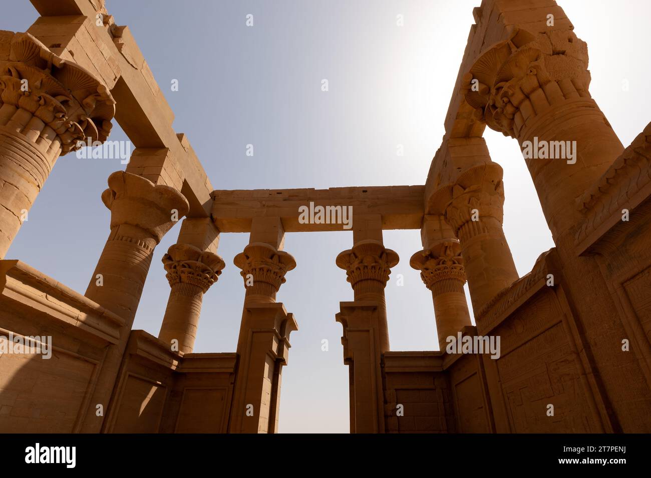 Colonne coperte di geroglifici che raggiungono il cielo blu del tempio di Philae lungo il fiume Nilo Foto Stock