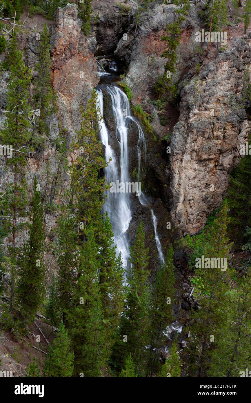 Cascade Creek si tuffa per 129 metri a Crystal Falls prima di raggiungere il fiume Yellowstone tra le Upper Falls e Lower Falls lungo il Grand Canyon della Foto Stock