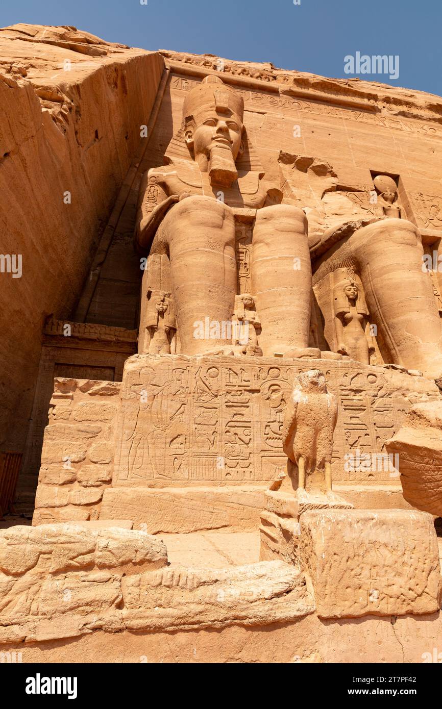 Gigantesche statue di arenaria all'esterno del tempio di Abu Simbel, antico sito storico patrimonio dell'umanità dell'UNESCO, costruito dal re Ramses II Foto Stock