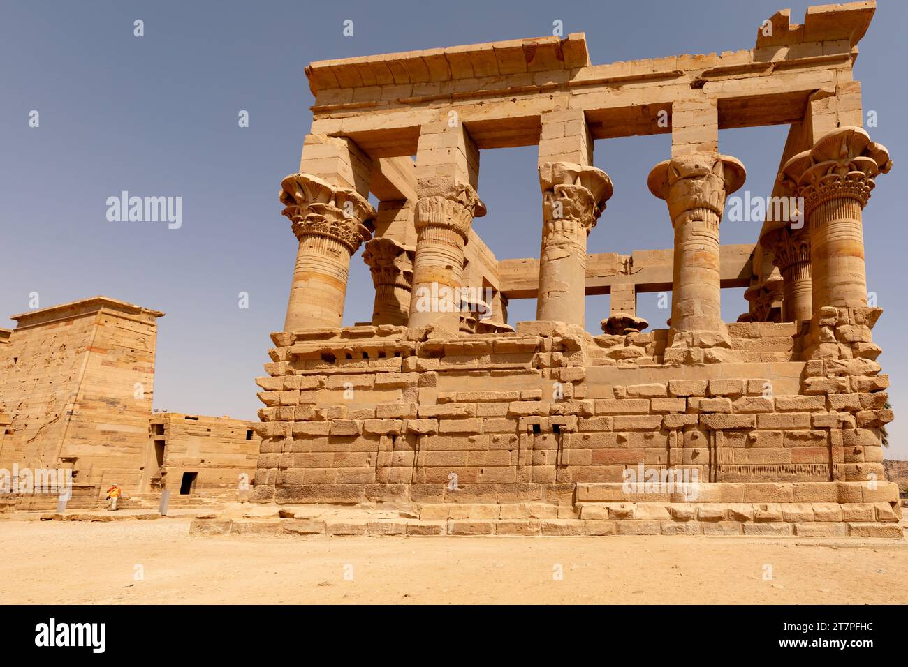 Colonne coperte di geroglifici che raggiungono il cielo blu del tempio di Philae lungo il fiume Nilo Foto Stock