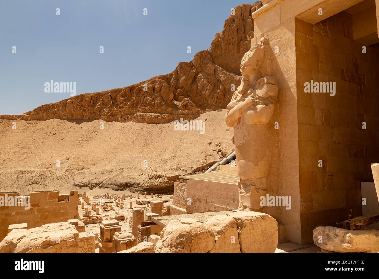 Grandi statue di pietra che si sgretolano all'esterno nell'antico complesso Valley of the Queens Temple nel deserto egiziano Foto Stock