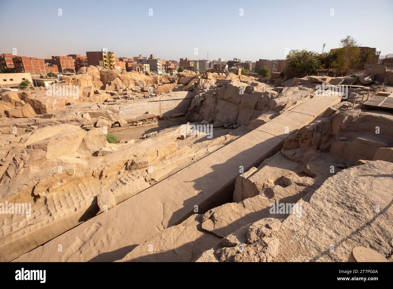 Gigantesco obelisco incompiuto scolpito nella pietra nell'antica cava egiziana Foto Stock