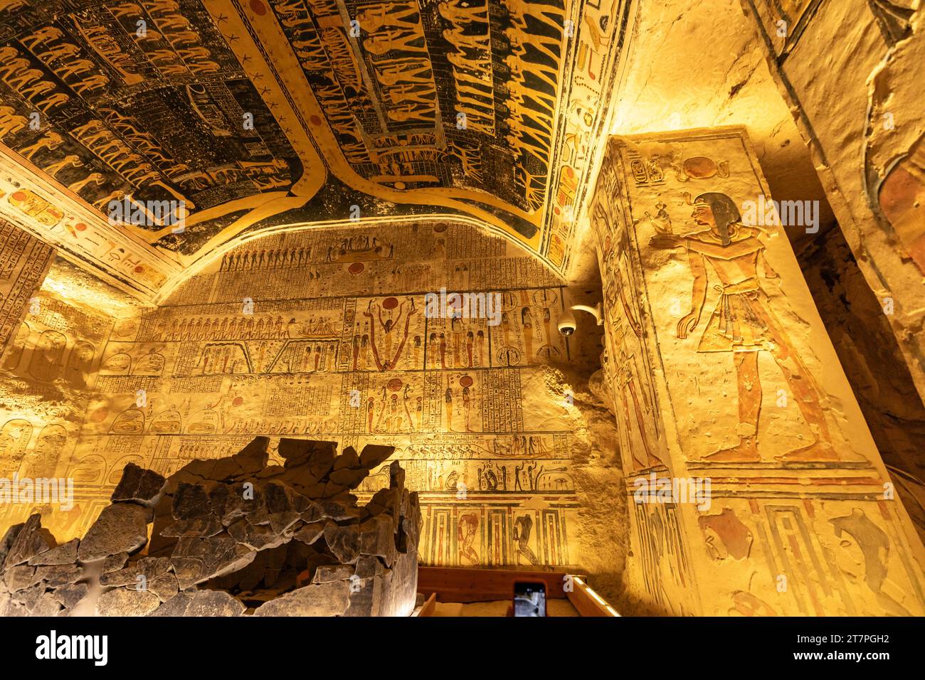 Tesoro archeologico, sarcofago sbriciolato e geroglifici interni colorati nella famosa tomba sotterranea nella Valle dei Re Foto Stock