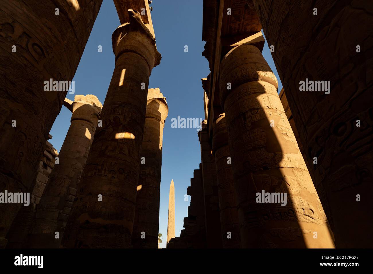 Obelisco gigante nelle antiche rovine del complesso del Tempio di Karnak nella città del deserto egiziano di Luxor Foto Stock