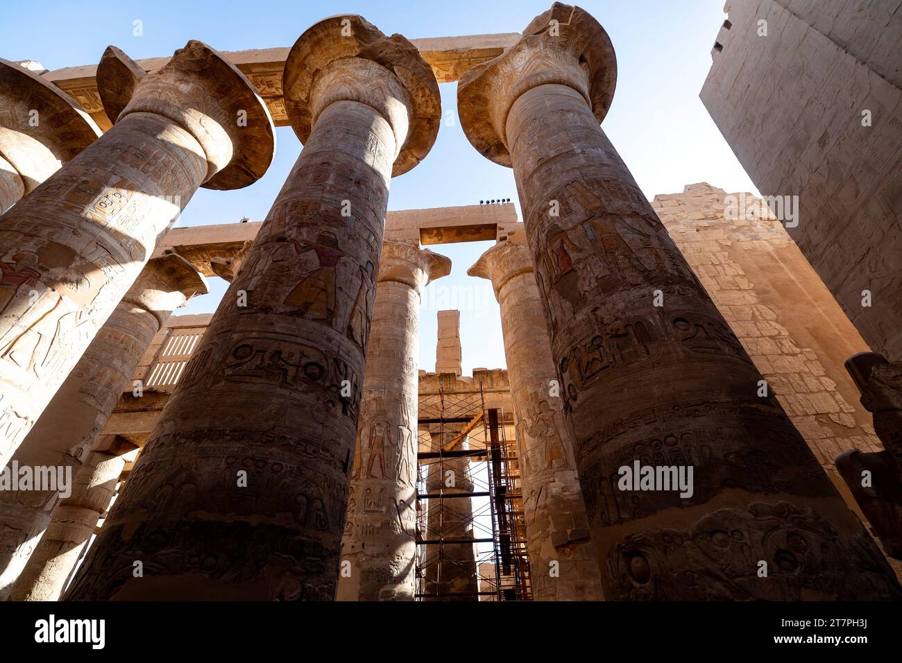 Rilievi geroglifici sulle gigantesche colonne delle antiche rovine del complesso del Tempio di Karnak nella città del deserto egiziano di Luxor Foto Stock