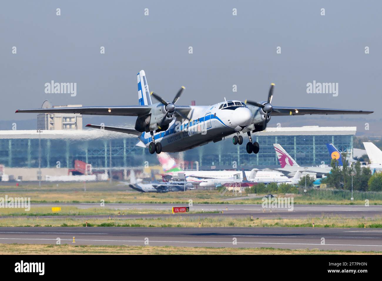 Southern Sky Antonov An-24B decolla. Aerei dell'era sovietica in partenza dall'aeroporto di Almaty in Kazakistan. Aereo turboelica sovietico Hisky Antonov 24. Foto Stock