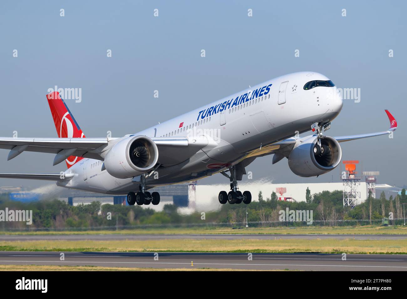 Turkish Airlines Airbus A350-900 decolla. Aereo A350-900XWB di Turkish Airlines in partenza. Aereo A350 in volo. Foto Stock