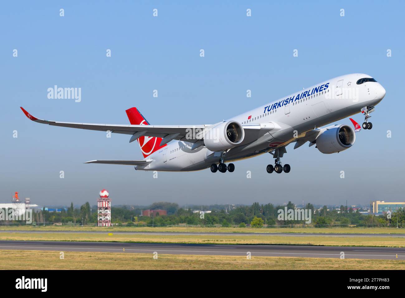 Decollo degli aeromobili Airbus A350 della Turkish Airlines. Aereo A350-900XWB di Turkish Airlines in partenza. Aereo in volo. Foto Stock