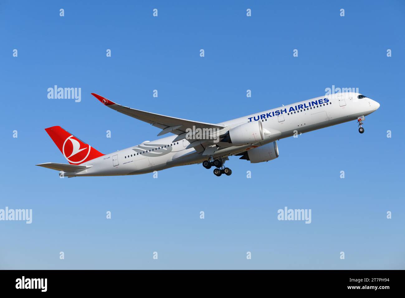 Turkish Airlines Airbus A350-900 decolla. Aereo A350-900XWB di Turkish Airlines in partenza. Aereo A350 in volo. Foto Stock