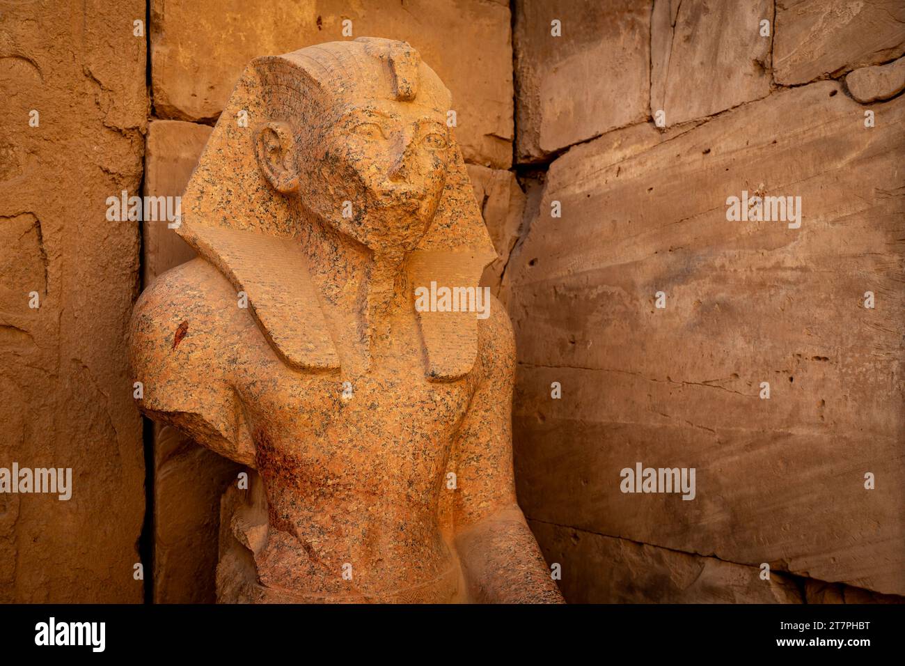 Grande statua in pietra pharo nelle antiche rovine del complesso del Tempio di Karnak nella città del deserto egiziano di Luxor Foto Stock