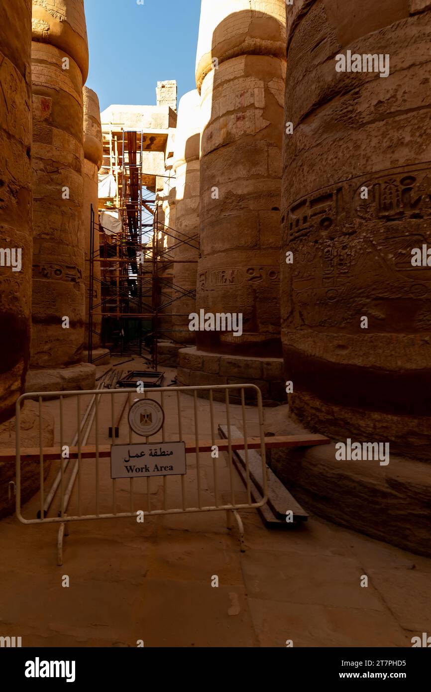 Rilievi geroglifici sulle gigantesche colonne delle antiche rovine del complesso del Tempio di Karnak nella città del deserto egiziano di Luxor Foto Stock