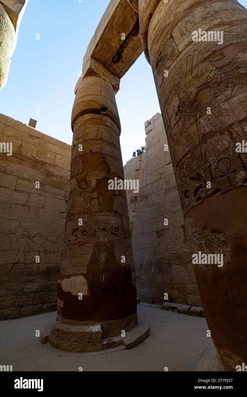 Rilievi geroglifici sulle gigantesche colonne delle antiche rovine del complesso del Tempio di Karnak nella città del deserto egiziano di Luxor Foto Stock