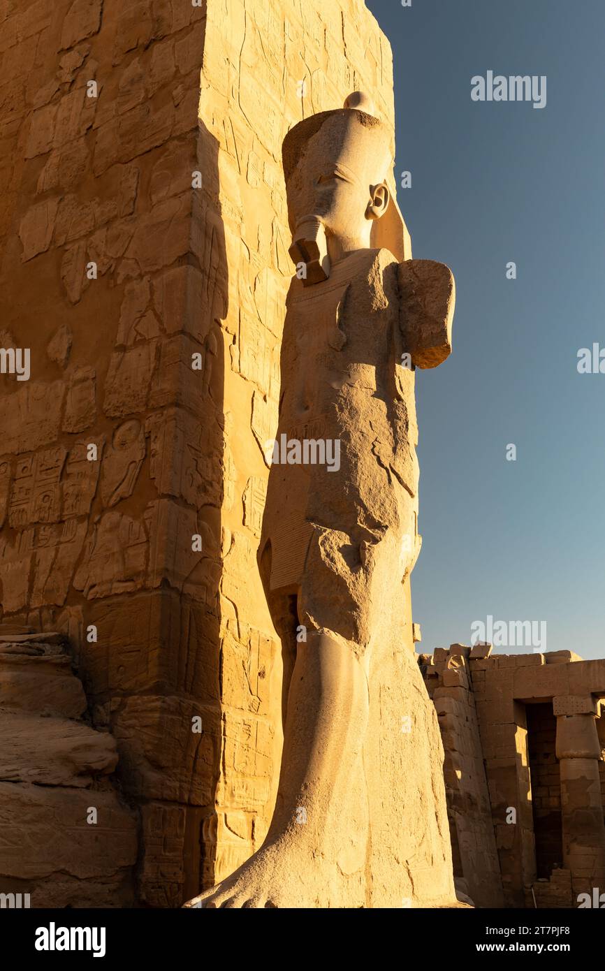Grande statua in pietra pharo nelle antiche rovine del complesso del Tempio di Karnak nella città del deserto egiziano di Luxor Foto Stock