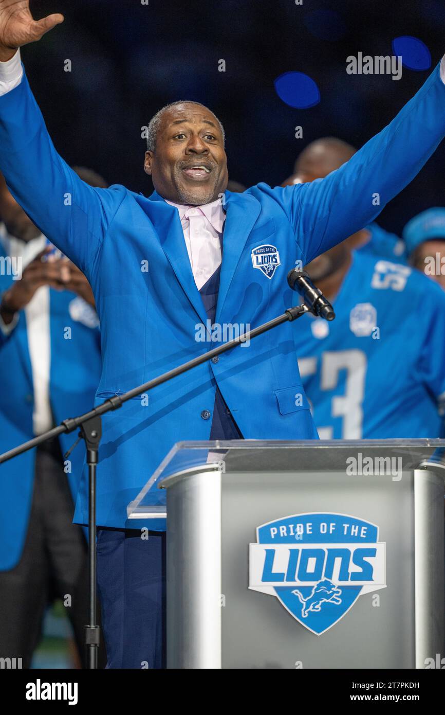 L'enshrinee dei Detroit Lions Lomas Brown si rivolge alla folla sul podio della cerimonia Pride of the Lions Induction durante l'intervallo di un regula NFL Foto Stock