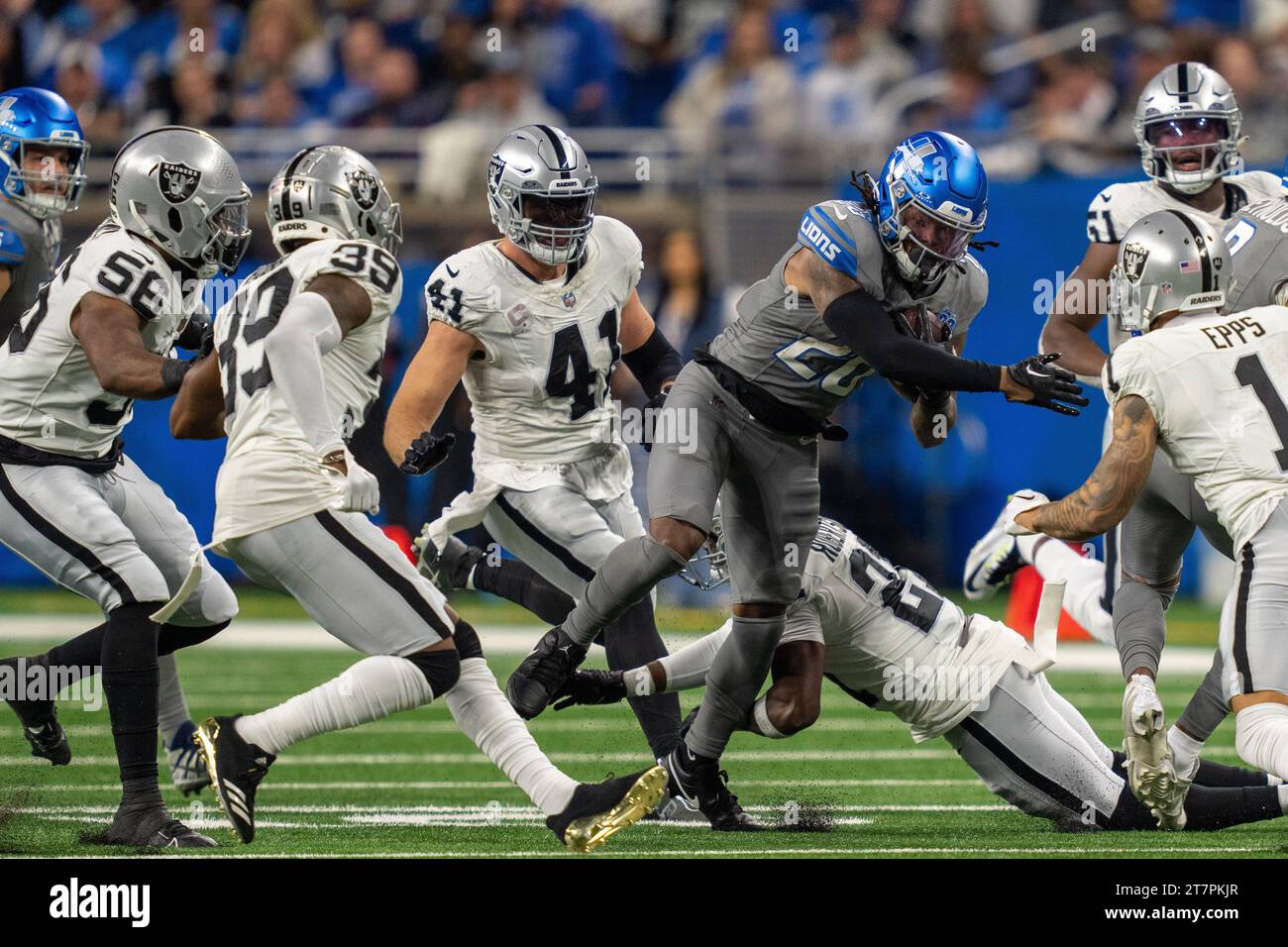 Detroit, mi, USA: Il running back dei Detroit Lions Jahmyr Gibbs (26) corre con la palla durante una partita NFL contro i Las Vegas Raiders al Ford Field, Mond Foto Stock