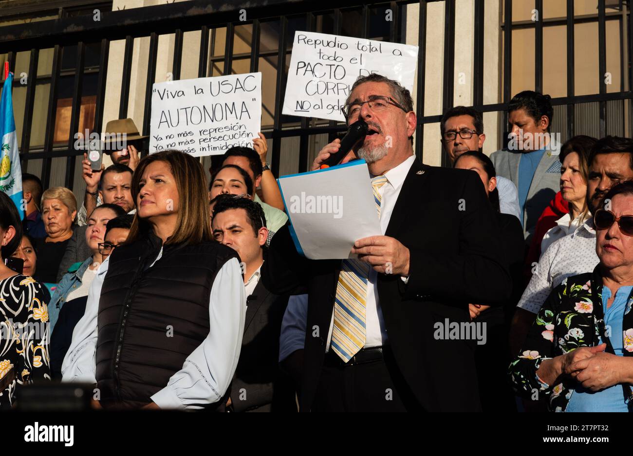 Città del Guatemala, città del Guatemala, Guatemala. 16 novembre 2023. Il presidente eletto del Guatemala BERNARDO ARÃaviera VALO avverte che potrebbero esserci più cause giudiziarie "false e arbitrarie" contro di lui: "Ciò che vediamo è che la loro capacità di fabbricare casi non ha limiti. (Immagine di credito: © Fernando Chuy/ZUMA Press Wire) SOLO USO EDITORIALE! Non per USO commerciale! Foto Stock