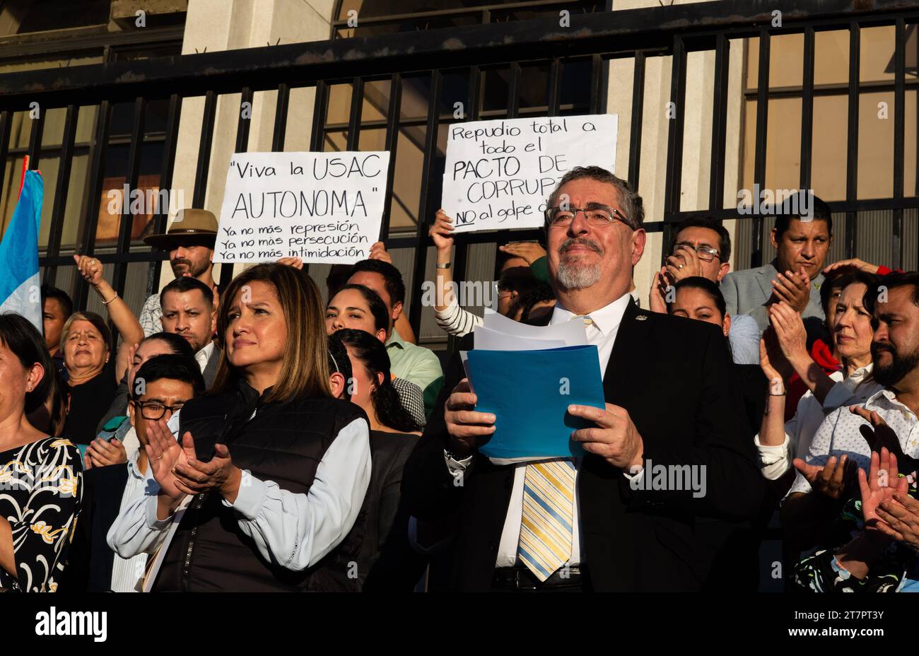 Città del Guatemala, città del Guatemala, Guatemala. 16 novembre 2023. Il presidente eletto del Guatemala BERNARDO ARÃaviera VALO avverte che potrebbero esserci più cause giudiziarie "false e arbitrarie" contro di lui: "Ciò che vediamo è che la loro capacità di fabbricare casi non ha limiti. (Immagine di credito: © Fernando Chuy/ZUMA Press Wire) SOLO USO EDITORIALE! Non per USO commerciale! Foto Stock