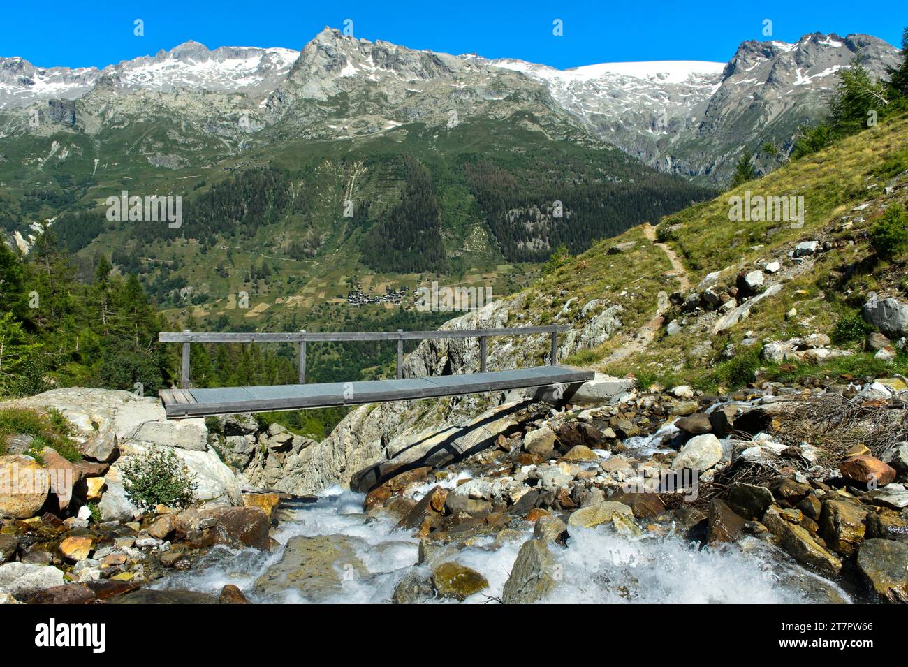 Ponte sul torrente Naestbach sulla strada per la Bietschhornhuette dell'Akademischer Alpenclub Bern AACB, Loetschental, Vallese Foto Stock