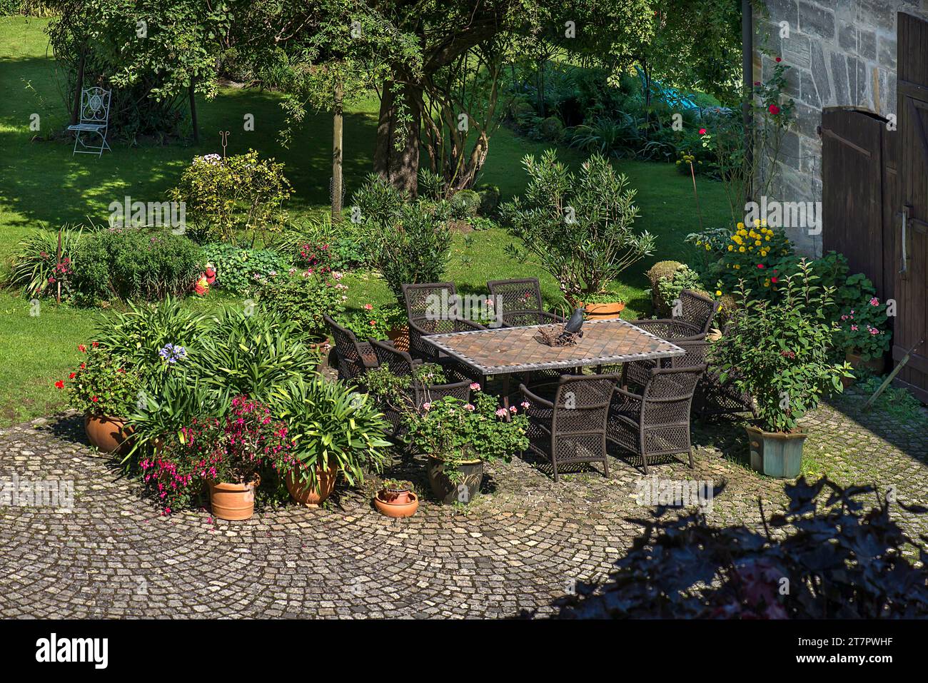 Tavolo da giardino con sedie in un grande giardino, Baviera, Germania Foto Stock