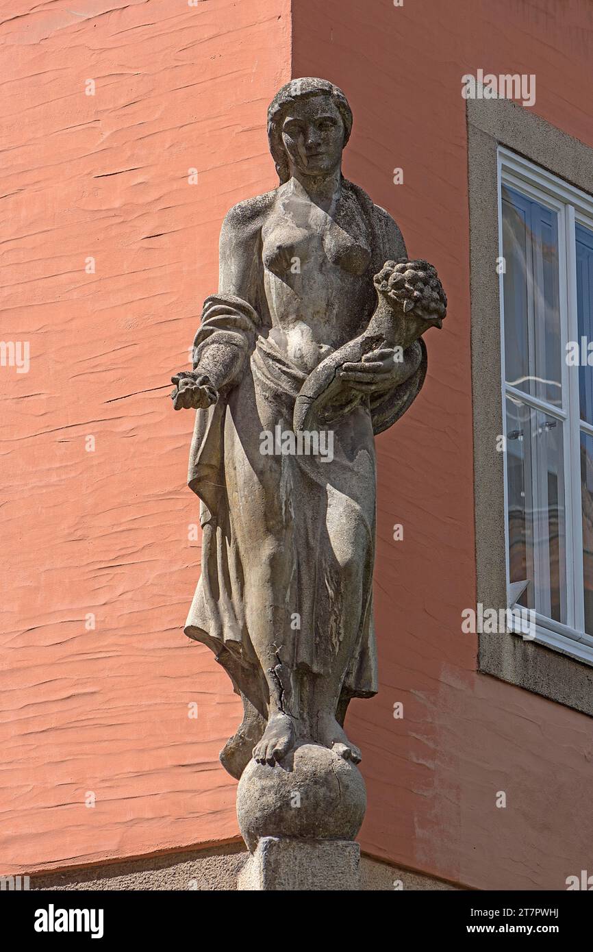 Scultura di una donna in una casa d'angolo, Kaiserstr. Norimberga, Franconia media, Baviera, Germania Foto Stock