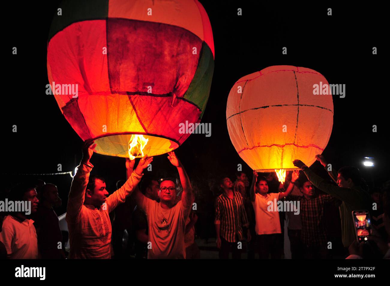 I seguaci religiosi buddisti stanno accendendo scintille di fuoco per celebrare Prabarana Purnima 2023 nei templi buddisti di Sylhet. I buddisti desiderano felicità, pace e benessere, oltre a diffondere il messaggio di non violenza del Buddha attraverso l'illuminazione di lampade o lanterne nel cielo su Prabarana Purnima. Le lanterne simboleggiano la richiesta di pace. Sylhet, Bangladesh. Foto Stock