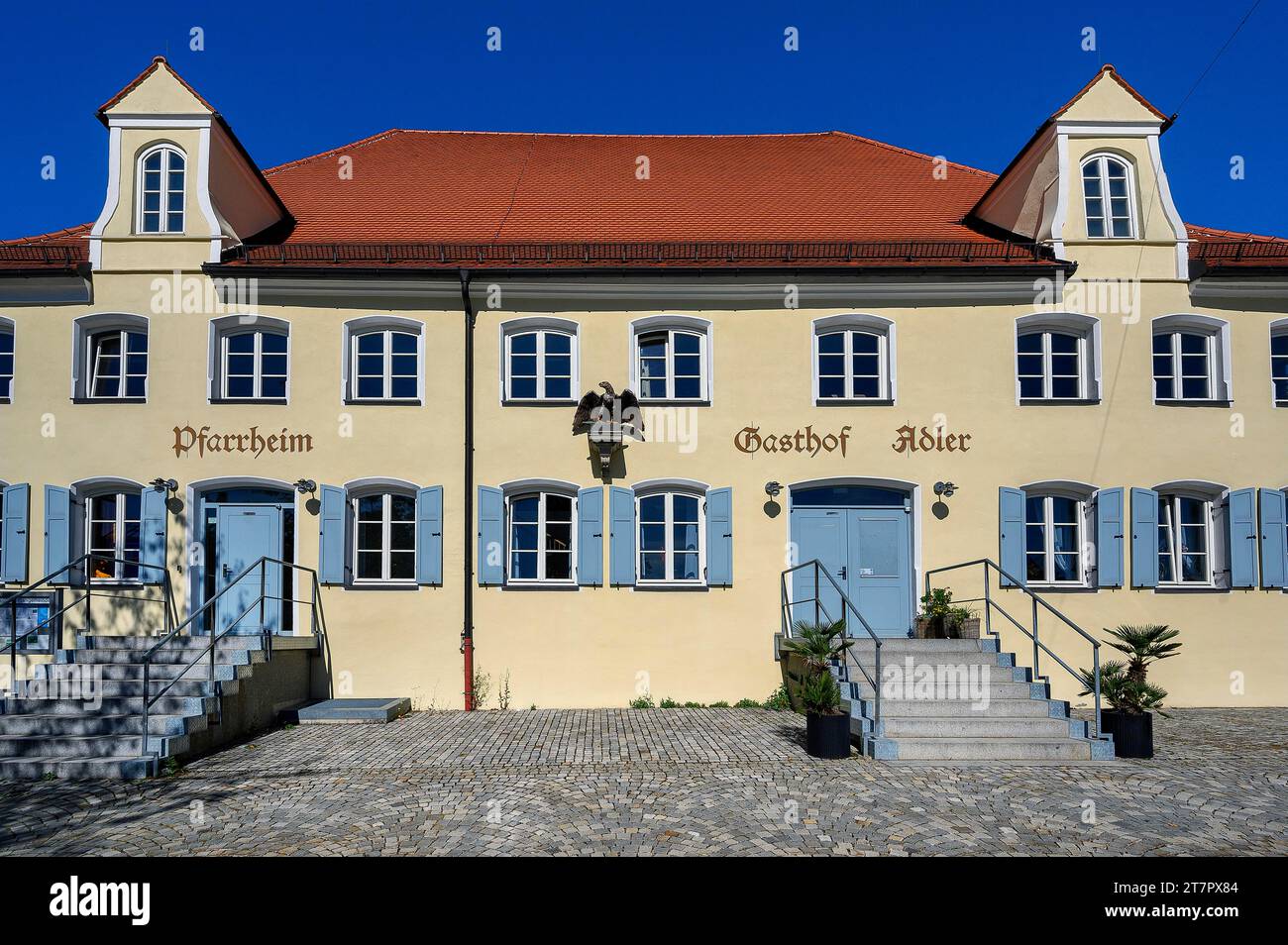 Parish Hall e Gasthof Adler, Markt Rettenbach, Svevia, Baviera, Germania Foto Stock