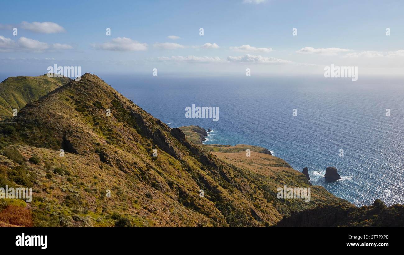 Faraglioni Rossi di Lipari, isolotti rocciosi, costa occidentale, verdi scogliere, Lipari, isole Lipari, Isole Eolie, Sicilia, Italia Foto Stock