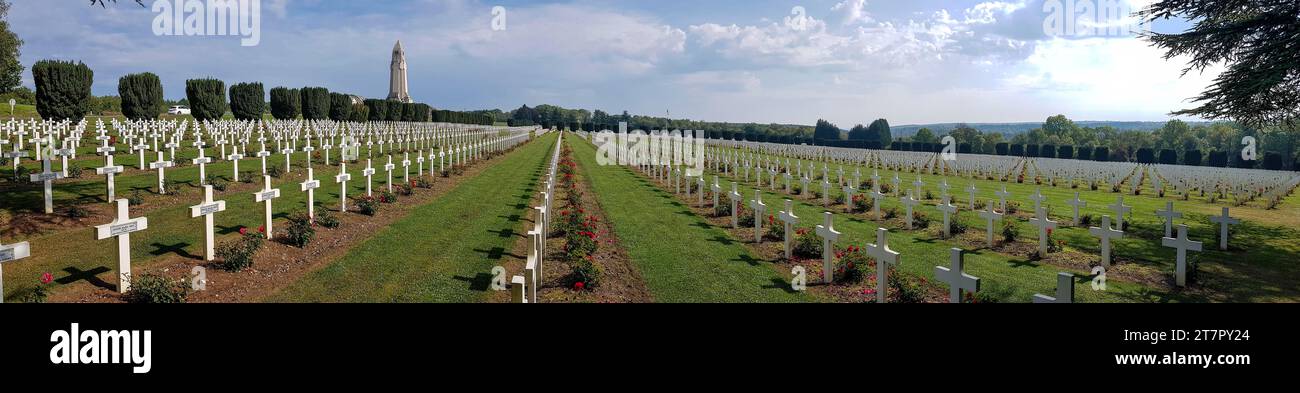 Foto panoramica dell'ossario di Douaumont e del cimitero militare per i soldati francesi e tedeschi della prima guerra mondiale 1914, 1918 e un grande altopiano Foto Stock