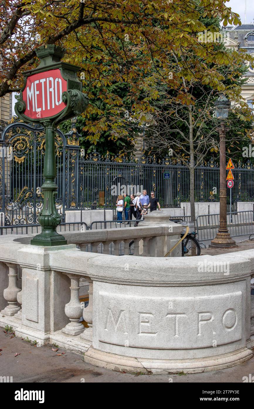 Ingresso Art Nouveau alla stazione della metropolitana Franklin D. Roosevelt, Parigi, Ile-de-France, Francia Foto Stock
