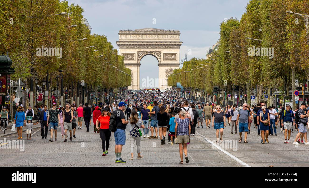 Foto panoramica, senza traffico e con i turisti in Av. Des Champs-Elysees e sullo sfondo l'Arc de Triomphe de l'Etoile, Parigi Foto Stock