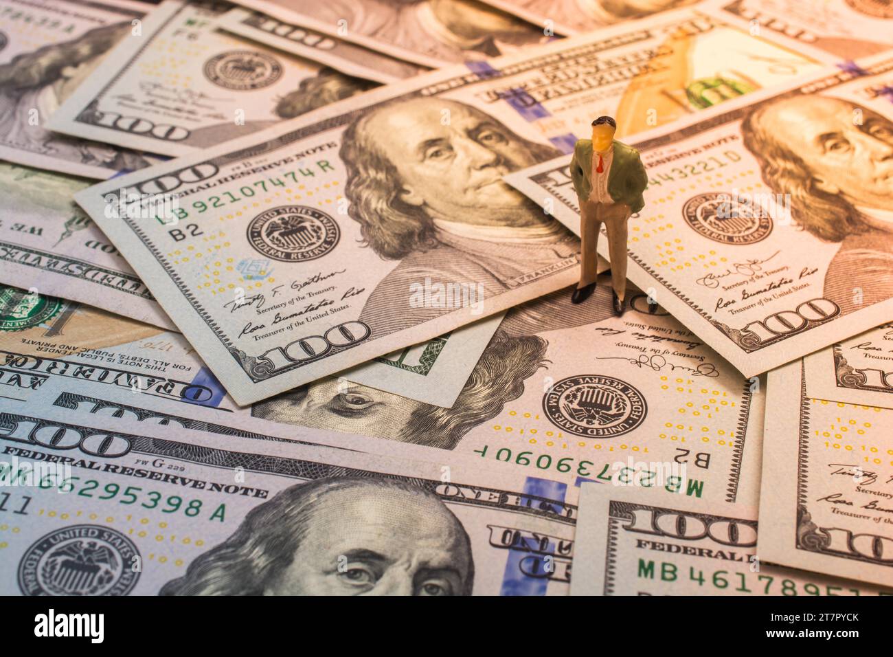 Un centinaio di dollari banconote americane e uomo figurina Foto Stock