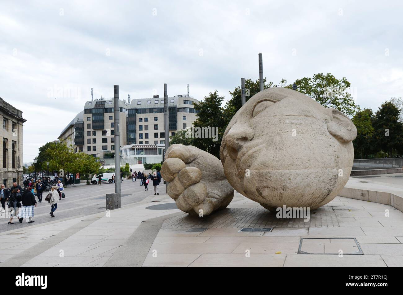 Scultura l'Écoute a Place René Cassin a Parigi, Francia. Foto Stock