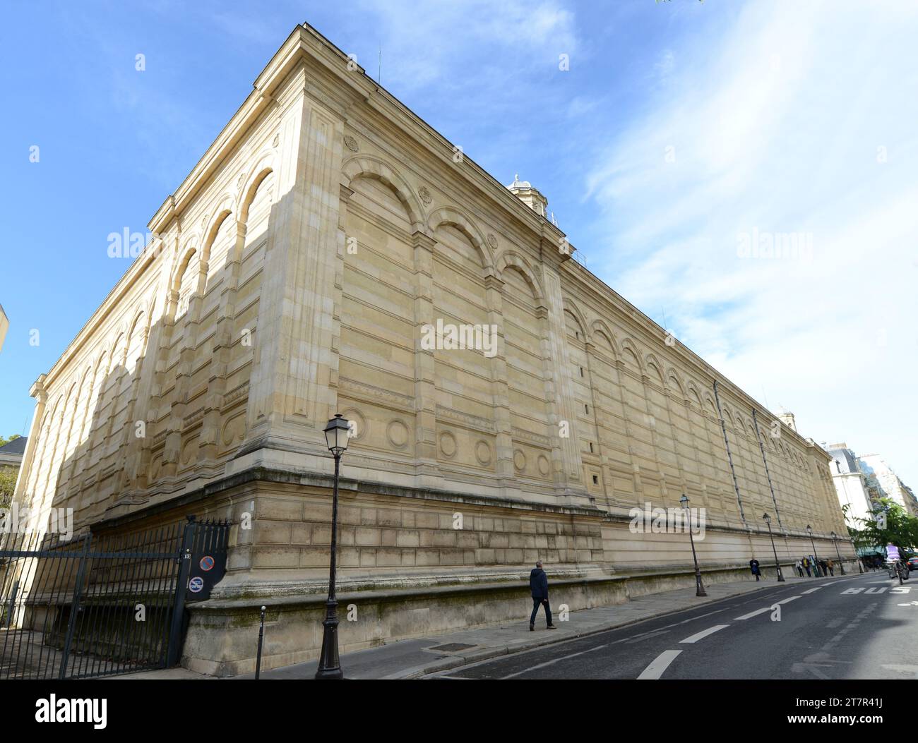 Un grande vecchio edificio in Rue des Quatre-Fils a Parigi, Francia. Foto Stock