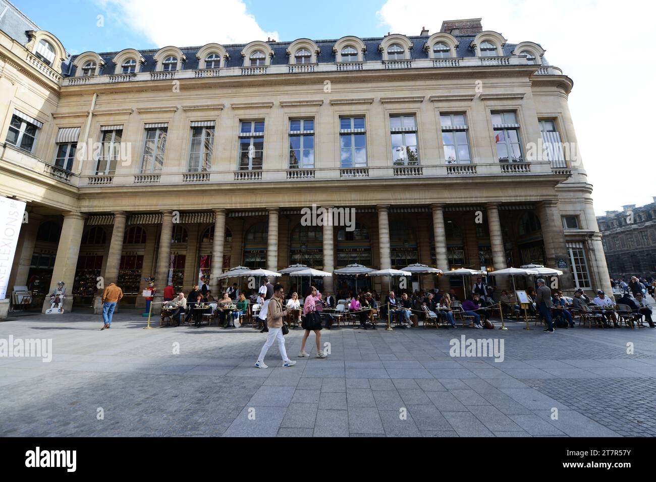 Il vivace bar e ristorante le Nemours di Place Colette a Parigi, Francia. Foto Stock
