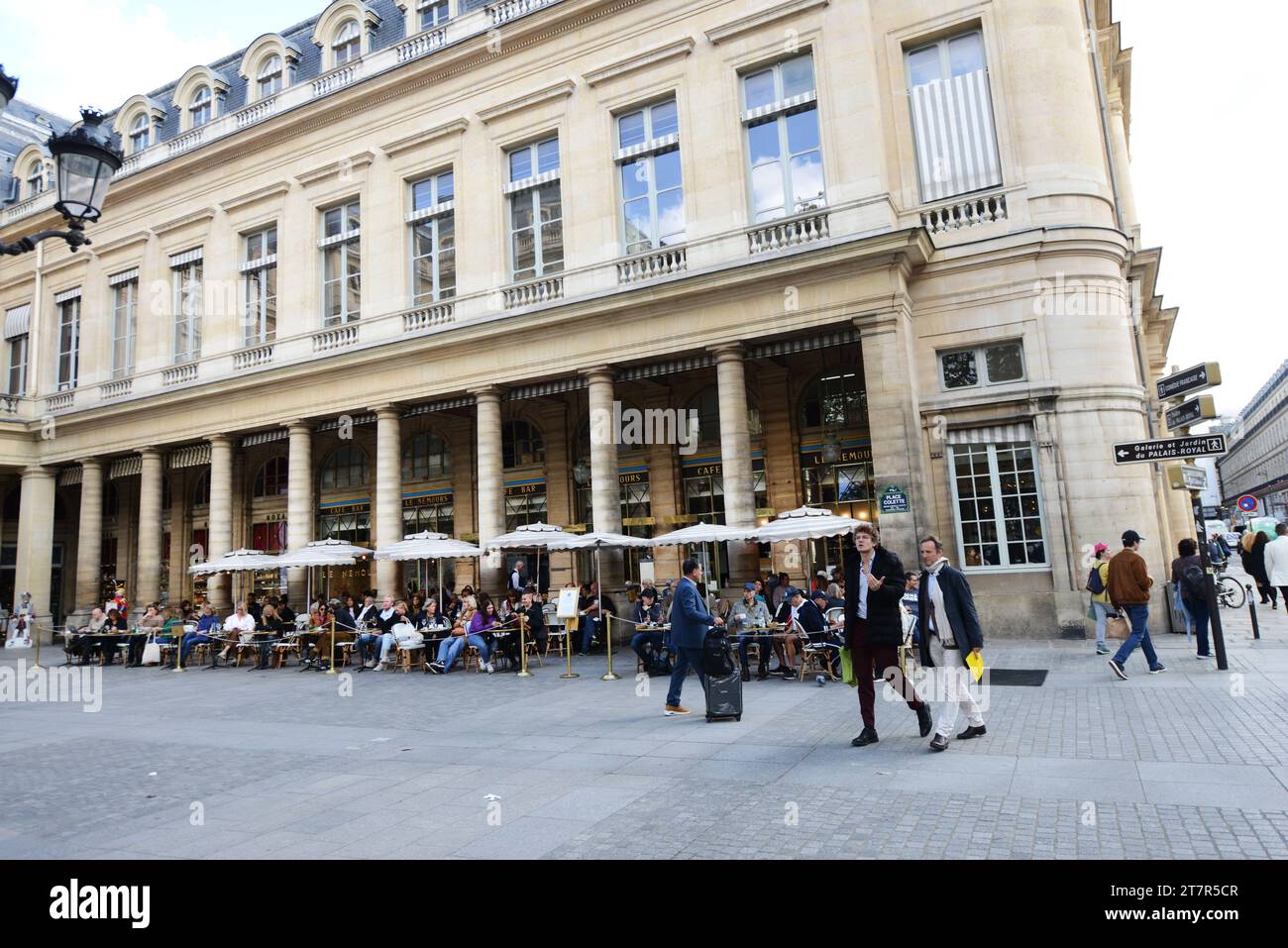 Il vivace bar e ristorante le Nemours di Place Colette a Parigi, Francia. Foto Stock