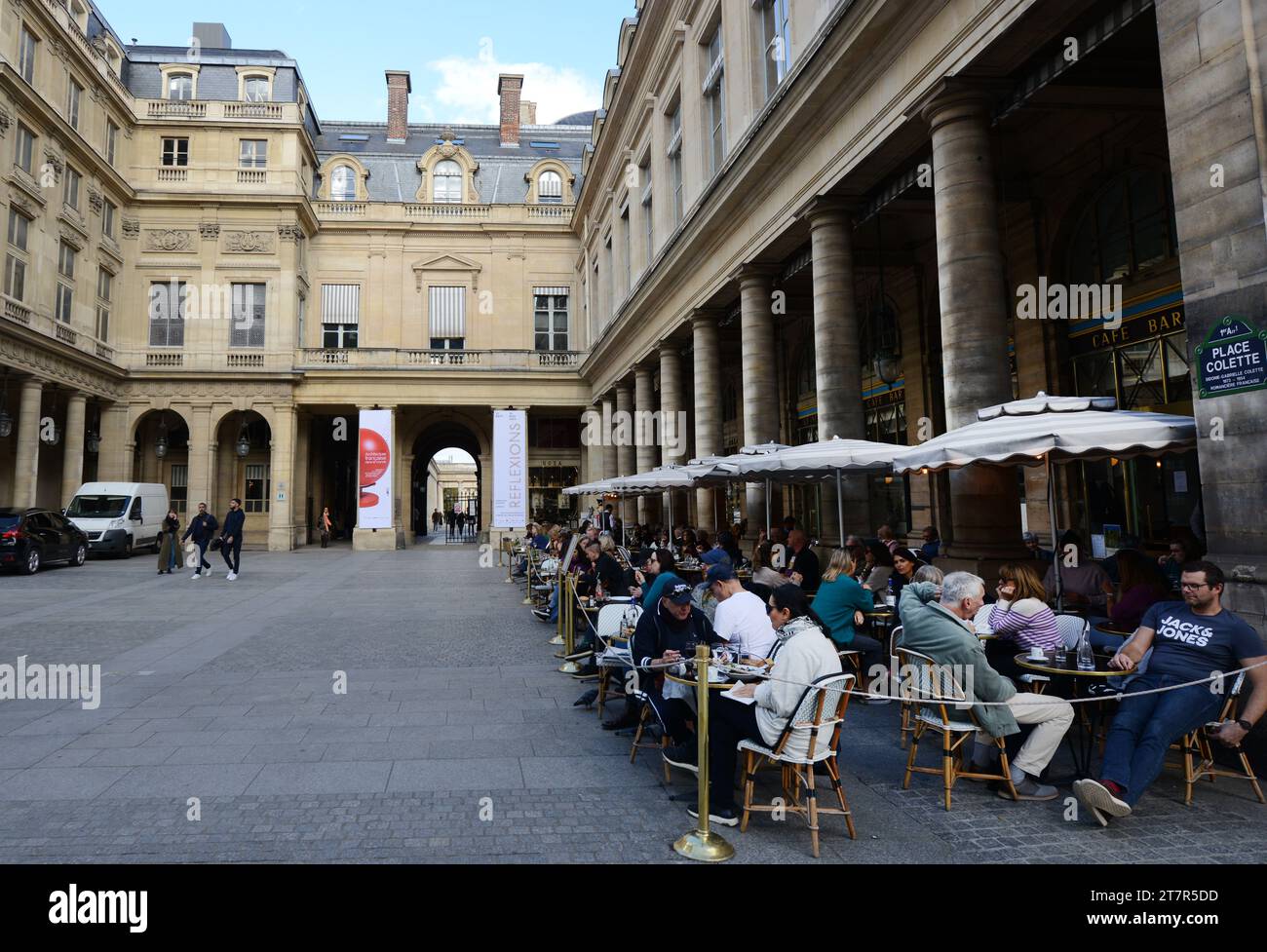 Il vivace bar e ristorante le Nemours di Place Colette a Parigi, Francia. Foto Stock