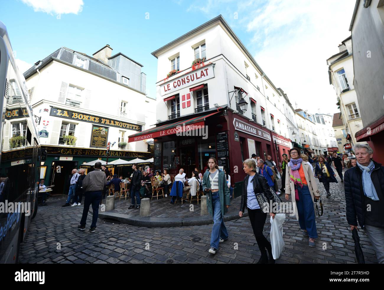 Le vivaci strade di Rue Saint-Rustique e Rue Norvins a Montmartre, Parigi, Francia. Foto Stock