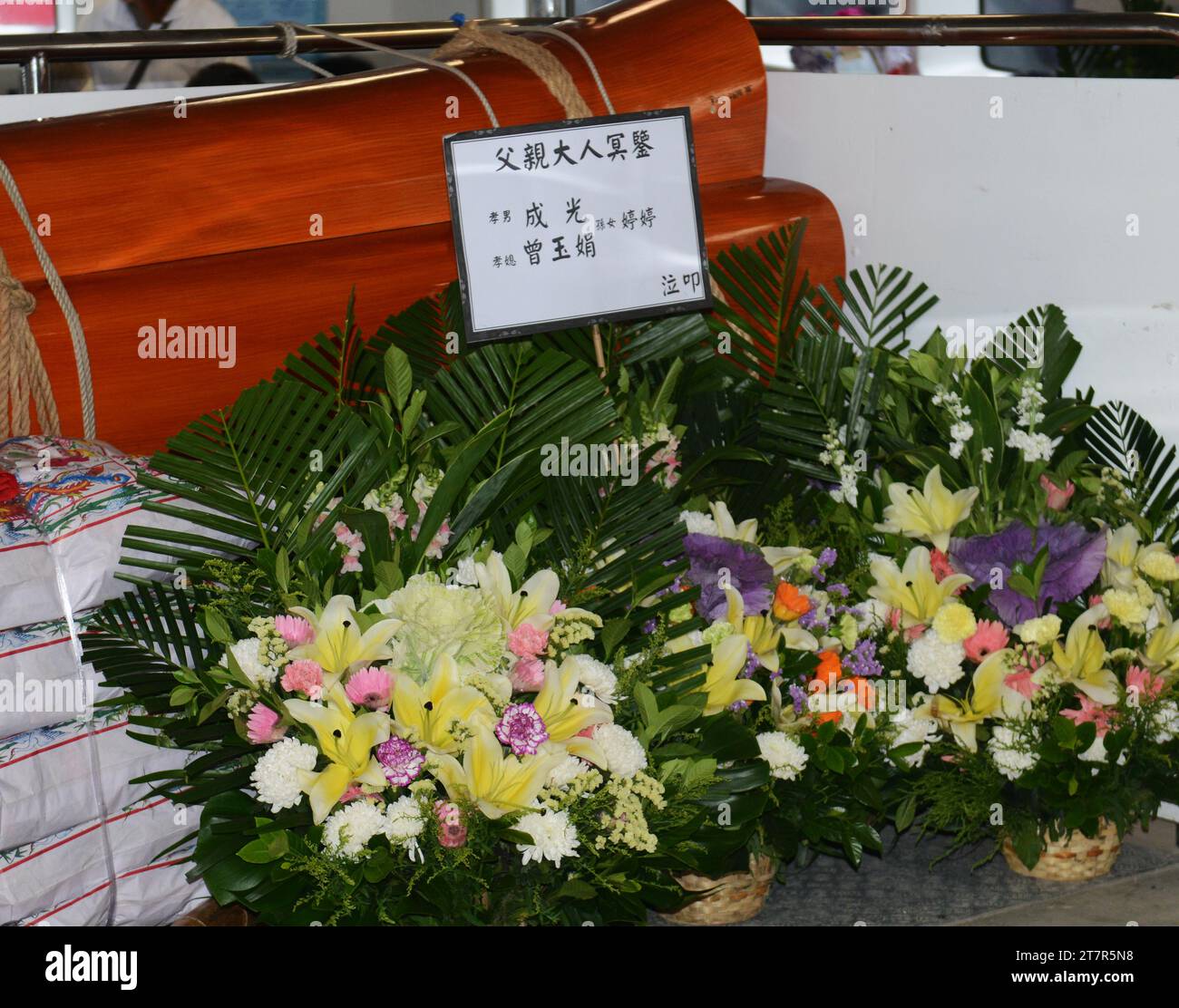 Un Coffin tradizionale diretto a un funerale su un traghetto per l'Isola Lamma a Hong Kong. Foto Stock