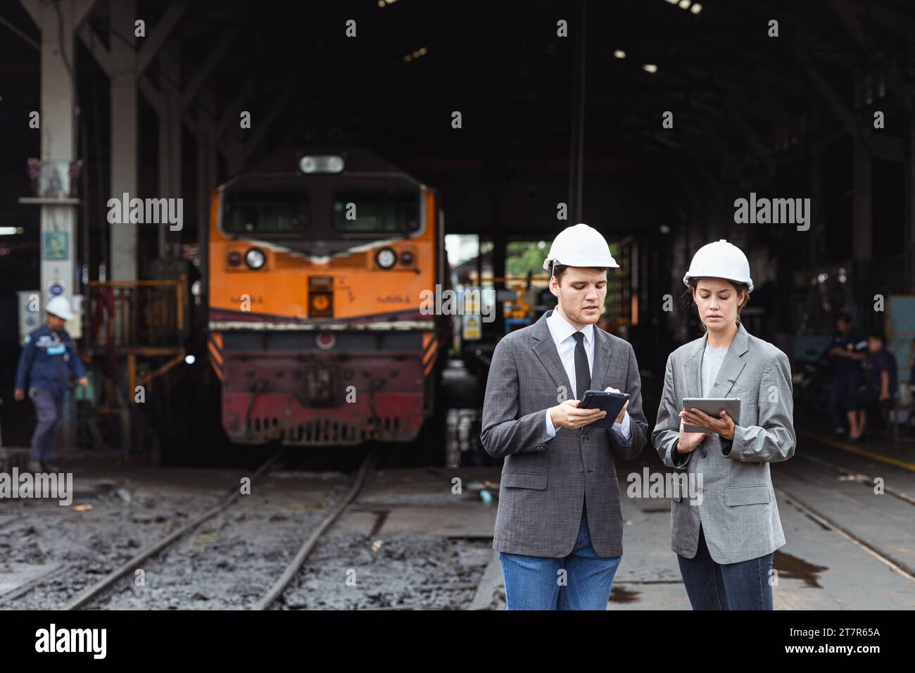 indagine sul lavoro del team di ingegneri per investitori aziendali presso il vecchio deposito di locomotive all'aperto del sito piano di ristrutturazione del deposito di locomotive diesel Foto Stock