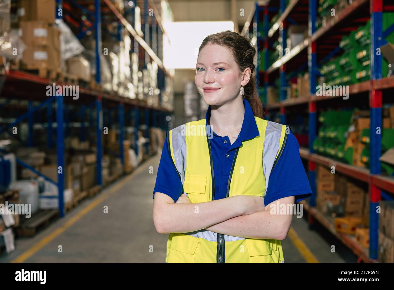 Ritrattista lavoratrice intelligente sicura giovane adolescente lavora all'interno della gestione dell'inventario nel settore del magazzino sorridendo felice. Foto Stock