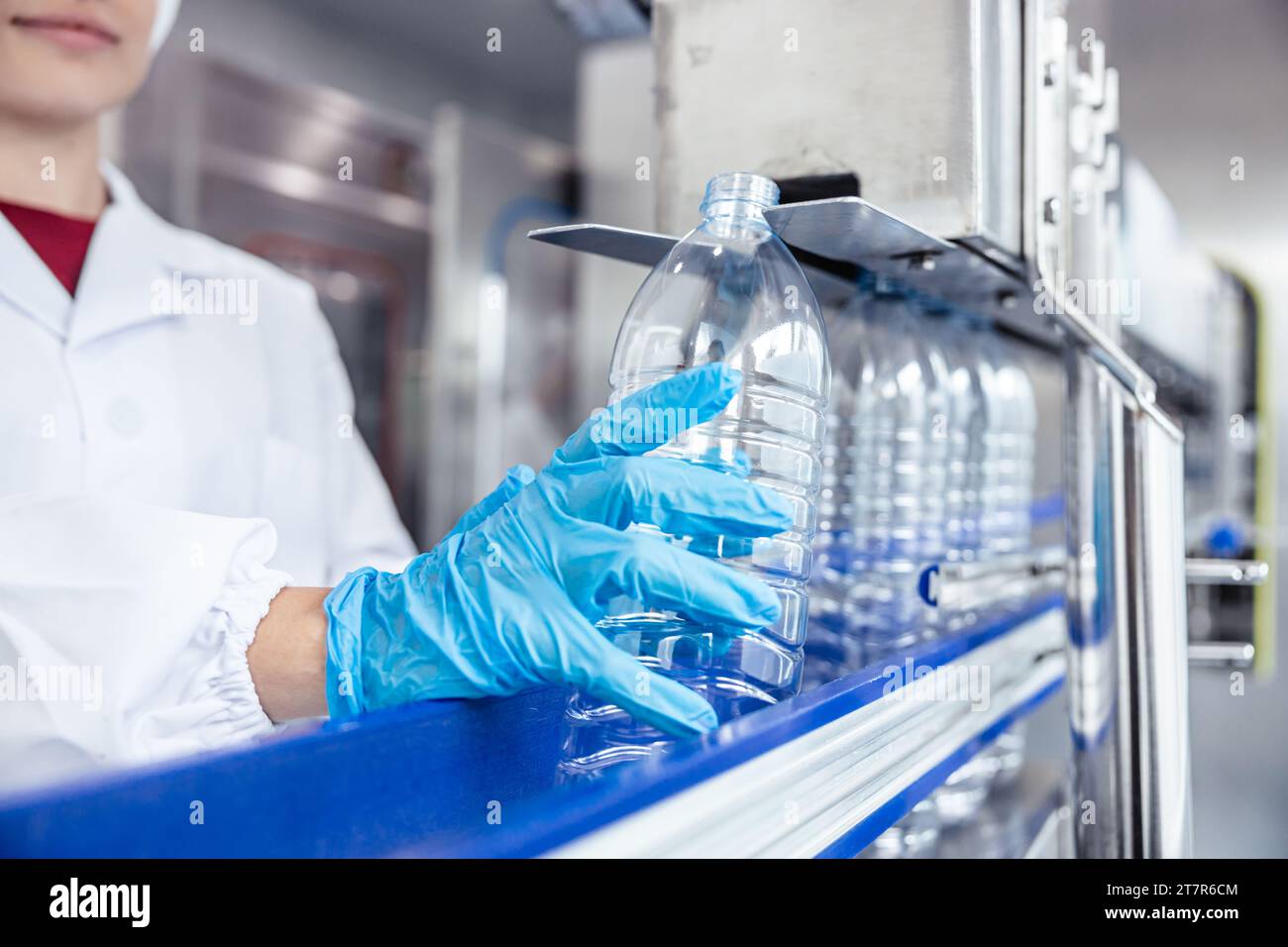 Donne lavoratrici che lavorano in fabbrica di igiene in linea pulita acqua potabile PET produzione bottiglia di plastica Foto Stock